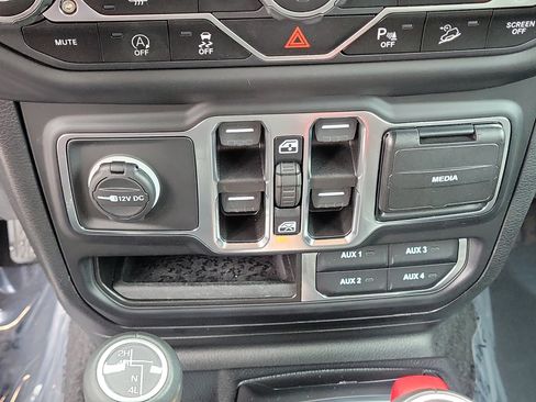 Used 2021 Jeep Wrangler Unlimited Sahara AWD/4WD image 26