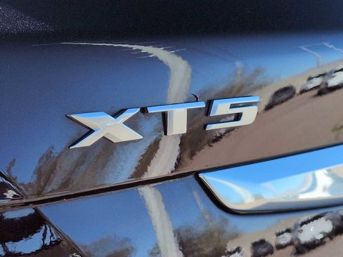 Used 2018 Cadillac XT5 Platinum w/ Driver Assist Package image 13