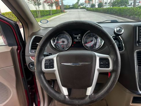Used 2016 Chrysler Town & Country Touring w/ Driver Convenience Group FWD image 12