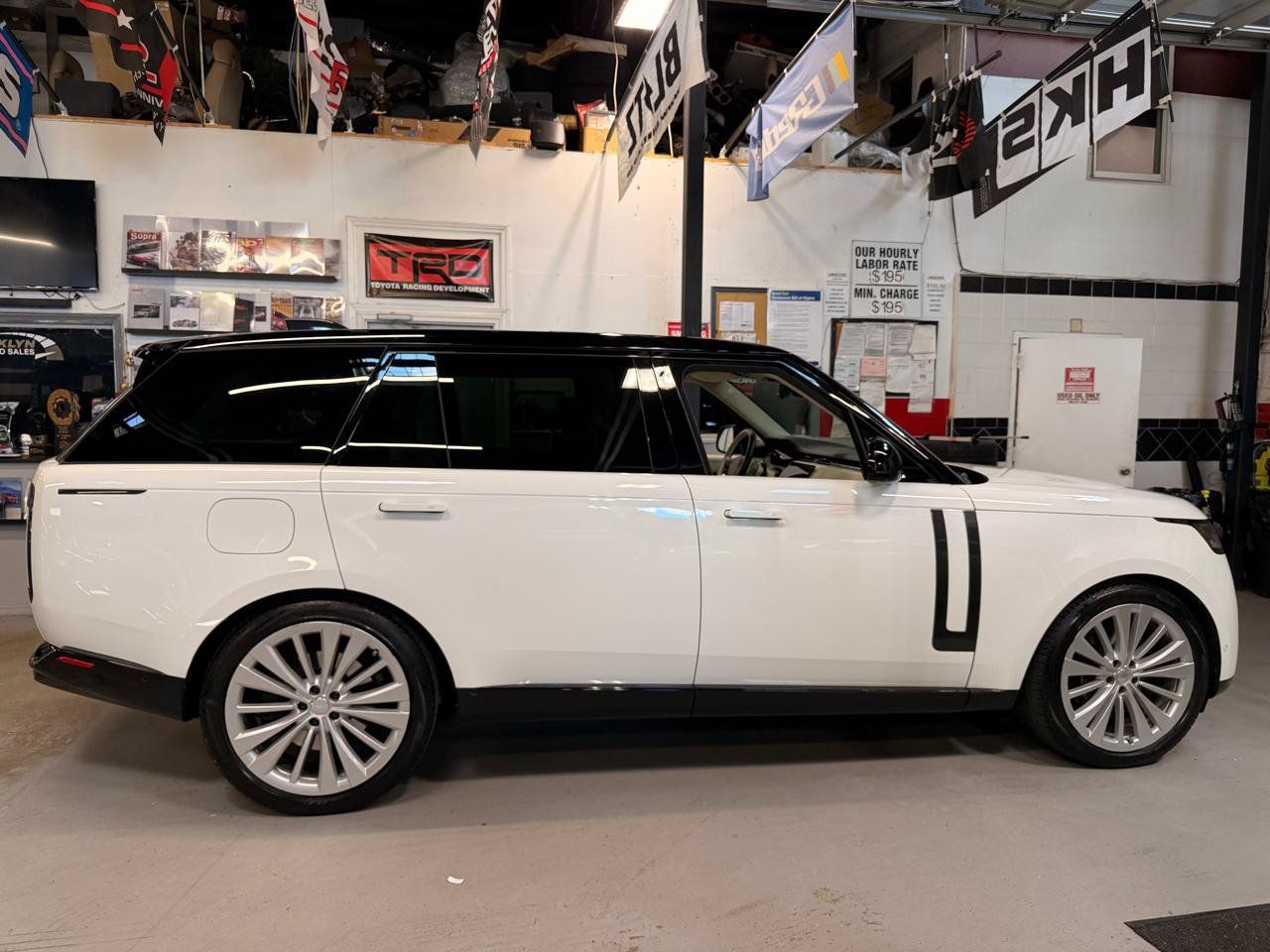 Used 2024 Land Rover Range Rover Long Wheelbase SE AWD/4WD image 4