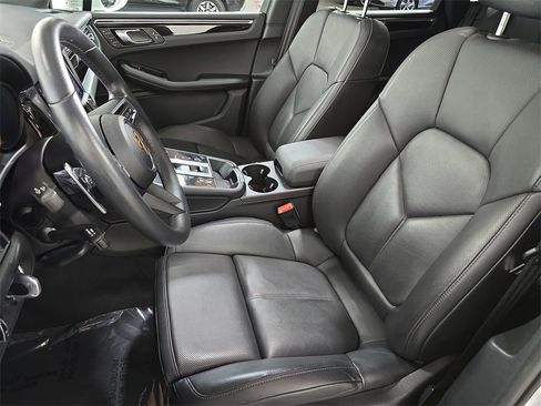 Used 2025 Porsche Macan image 5