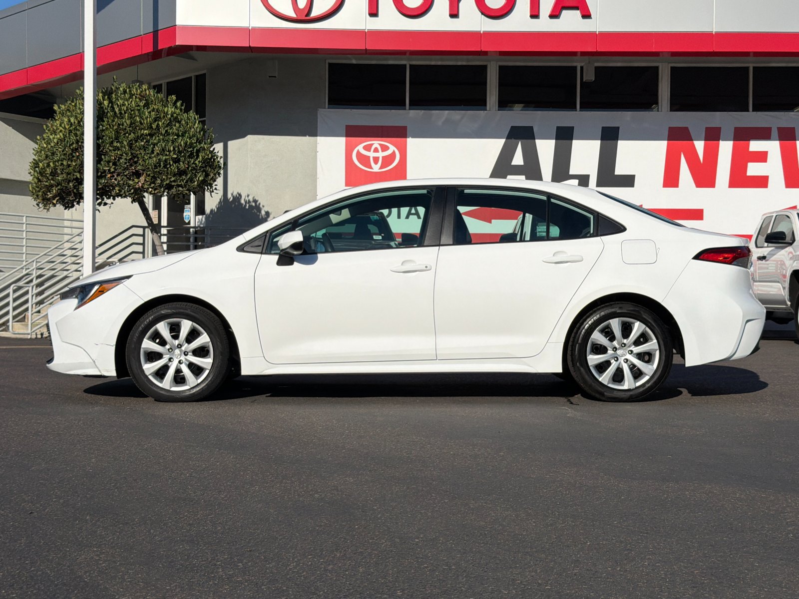 Used 2025 Toyota Corolla LE FWD image 2