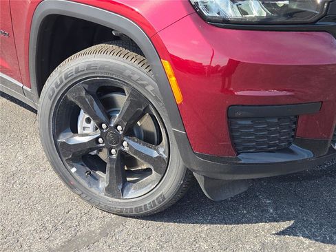 Used 2025 Jeep Grand Cherokee L Altitude image 3