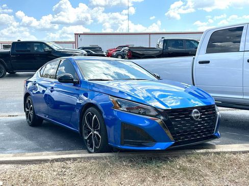 Used 2025 Nissan Altima 2.5 SR FWD image 2