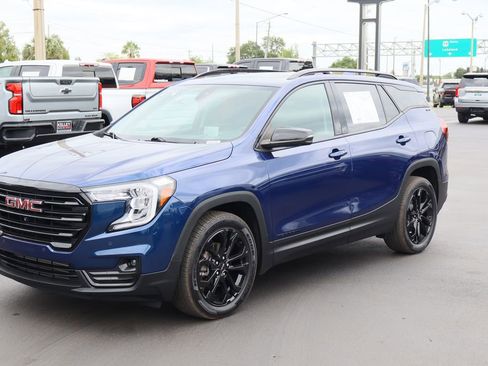 Used 2022 GMC Terrain SLT w/ Infotainment Package II FWD image 5