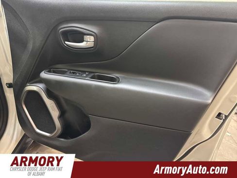 Used 2023 Jeep Renegade Latitude image 34