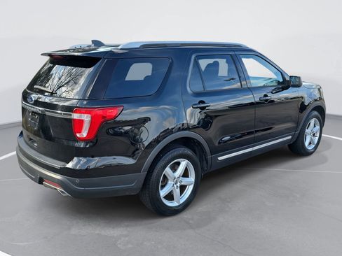Used 2018 Ford Explorer XLT image 6