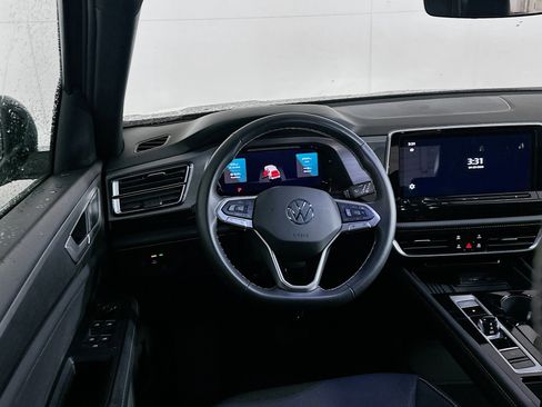 Used 2025 Volkswagen Atlas Cross Sport SE image 17