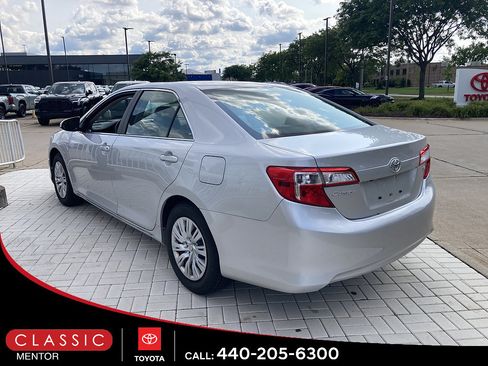 Used 2014 Toyota Camry LE w/ Moonroof Package FWD image 2