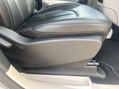 Used 2024 Chrysler Pacifica Touring-L FWD image 14