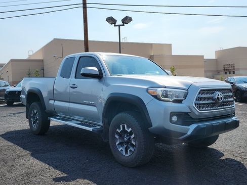 Used 2017 Toyota Tacoma TRD Off-Road w/ Tow Package AWD/4WD image 3