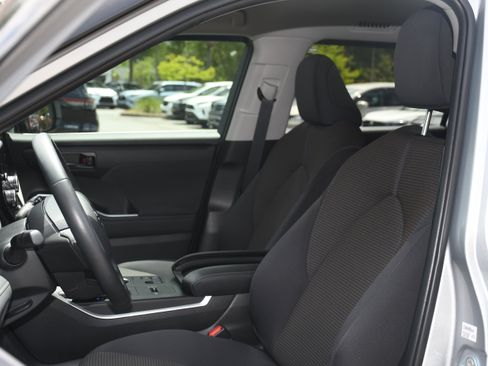 Used 2023 Toyota Highlander LE FWD image 11
