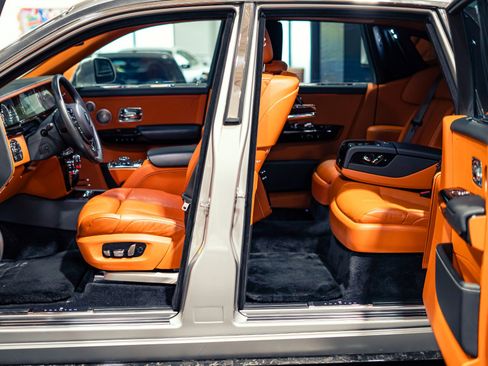 Used 2018 Rolls-Royce Phantom Sedan RWD image 2