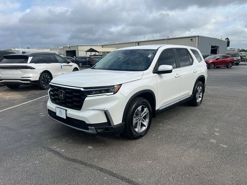 Used 2025 Honda Pilot EX-L image 3