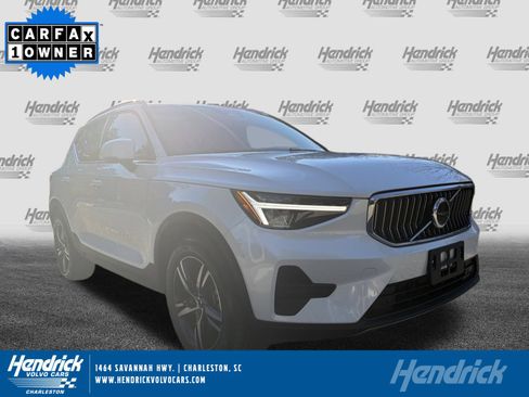 Certified 2025 Volvo XC40 B5 Core image 1