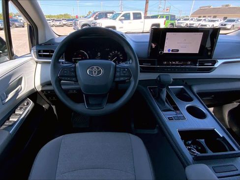 Used 2025 Toyota Sienna LE w/ LE Plus Package AWD/4WD image 6