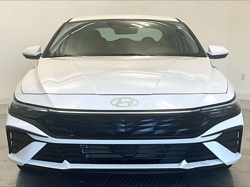 Used 2024 Hyundai Elantra Blue FWD image 3