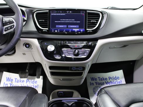 Used 2024 Chrysler Pacifica Touring-L image 19