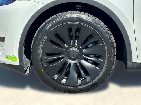 Used 2023 Tesla Model Y Long Range AWD/4WD image 11