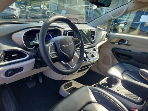 Used 2023 Chrysler Pacifica Touring-L FWD image 14