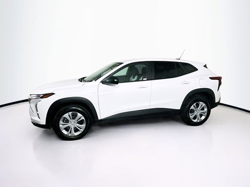 Used 2025 Chevrolet Trax LS image 4