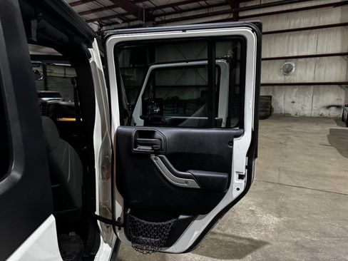 Used 2012 Jeep Wrangler Unlimited Rubicon w/ Connectivity Group image 21