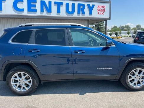 Used 2018 Jeep Cherokee Latitude AWD/4WD image 14