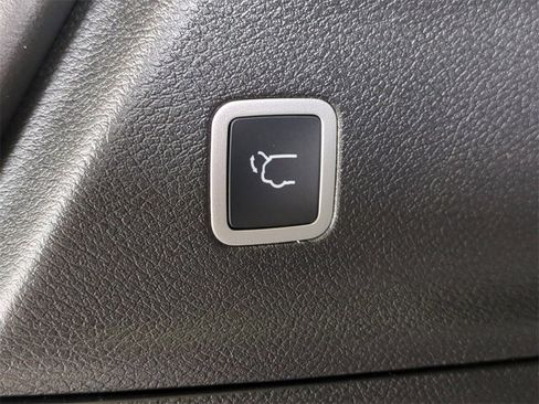 New 2024 Chrysler Pacifica Select w/ Uconnect Theater Family Group image 14