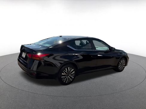 Used 2025 Nissan Altima 2.5 SV FWD image 14