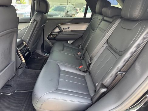 Used 2025 Land Rover Range Rover Sport SE AWD/4WD image 9