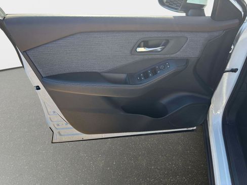 Used 2023 Nissan Rogue SV image 15