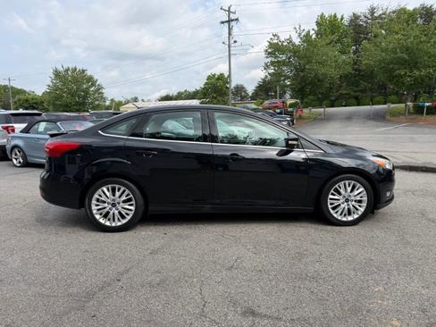 Used 2018 Ford Focus Titanium w/ Titanium Technology Package FWD image 6
