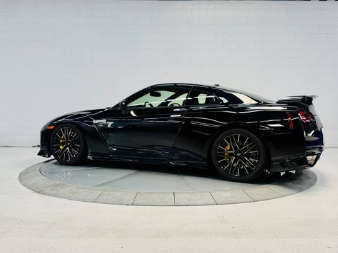 Used 2018 Nissan GT-R Premium AWD/4WD image 5