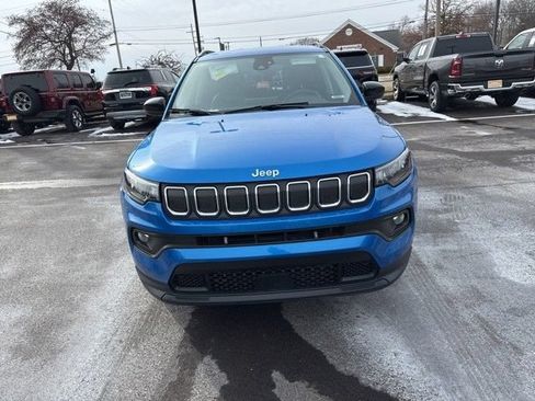 Used 2022 Jeep Compass Latitude w/ Convenience Group AWD/4WD image 2