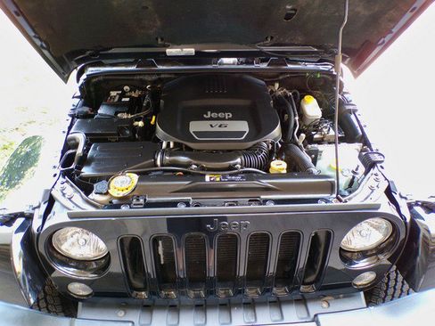 Used 2018 Jeep Wrangler Unlimited Sahara w/ Dual Top Group AWD/4WD image 23