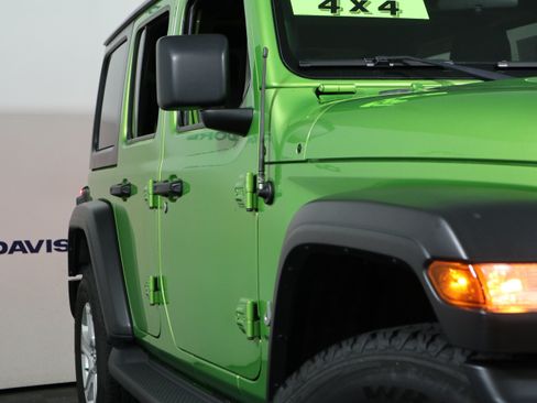 Used 2018 Jeep Wrangler Unlimited Sport S AWD/4WD image 3