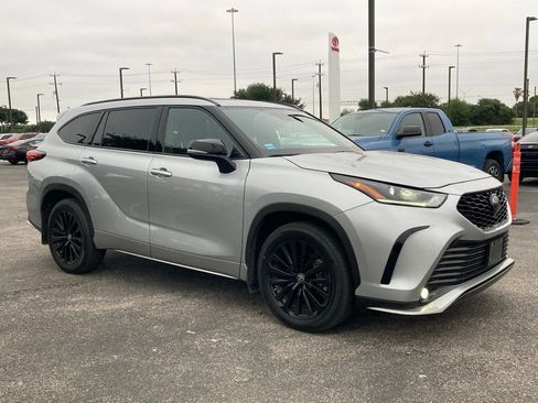 Certified 2025 Toyota Highlander XSE AWD/4WD image 3