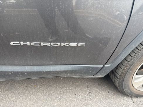 Used 2019 Jeep Cherokee Limited image 4