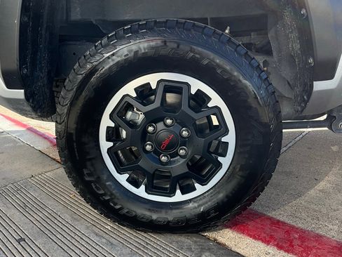 Used 2025 Toyota Tacoma TRD Off-Road image 9