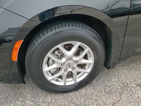 Used 2024 Chrysler Pacifica Touring-L image 7