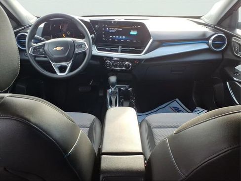 Used 2025 Chevrolet Trax LT w/ Driver Confidence Package image 12