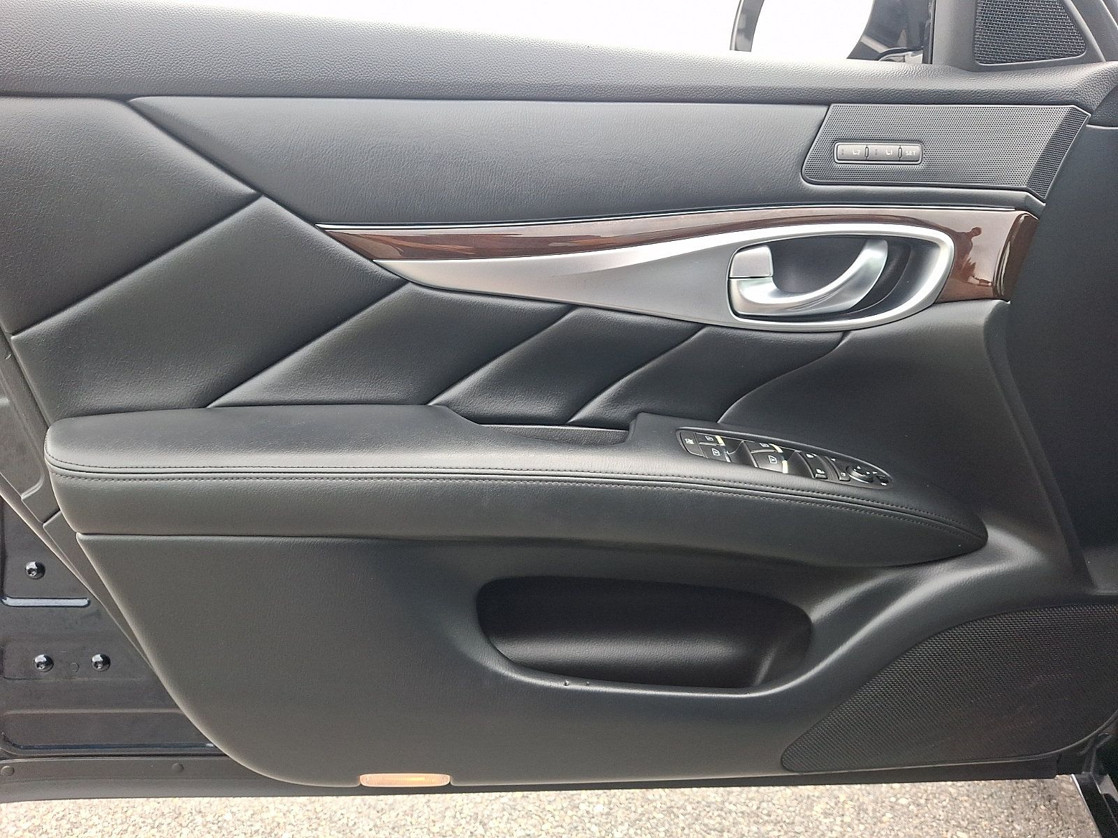Used 2015 INFINITI Q70 3.7 AWD/4WD image 16