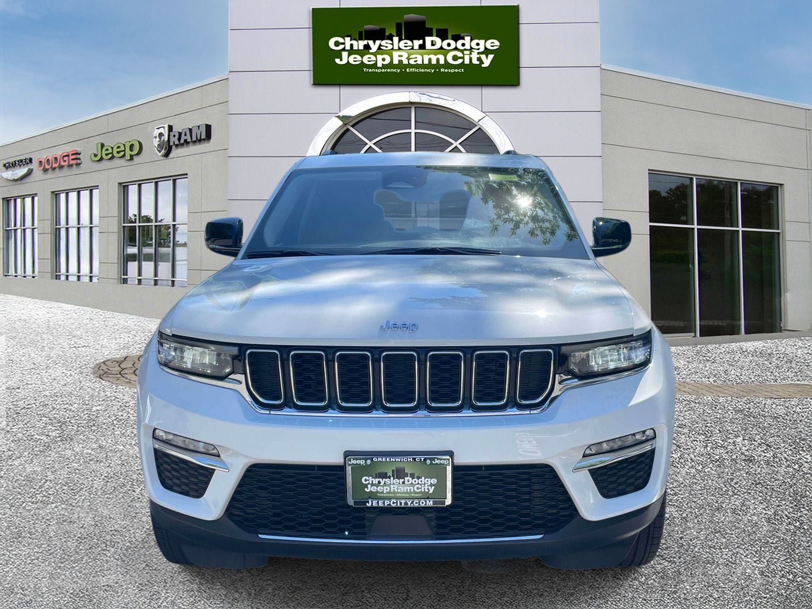 Used 2023 Jeep Grand Cherokee Limited AWD/4WD image 2