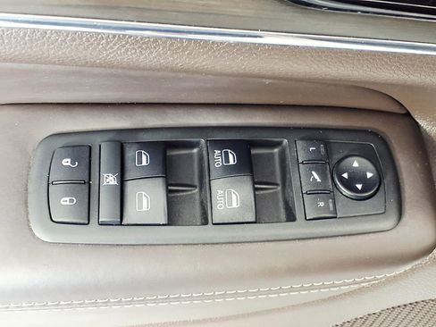 Used 2019 Jeep Grand Cherokee Overland image 16