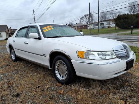 Used 2001 Lincoln Town Car Cartier image 1