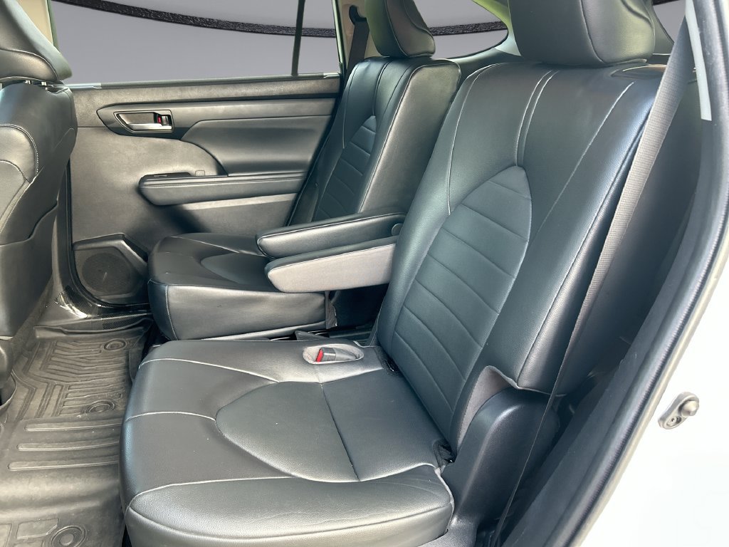 Used 2022 Toyota Highlander XLE FWD image 29