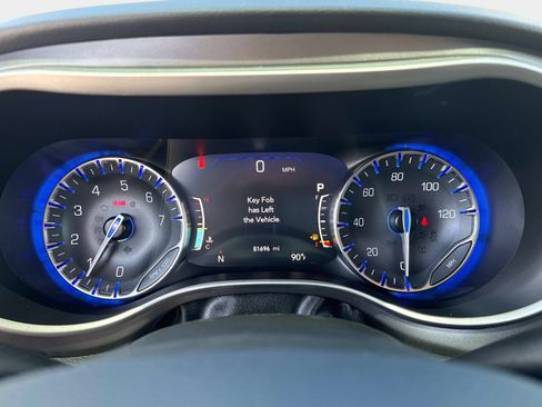 Used 2023 Chrysler Pacifica Touring-L FWD image 28