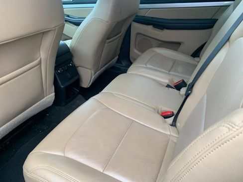 Used 2016 Ford Explorer XLT w/ Equipment Group 202A image 8