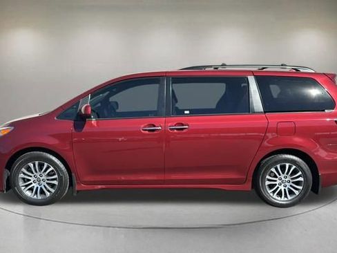 Used 2020 Toyota Sienna XLE w/ XLE Navigation Package FWD image 5