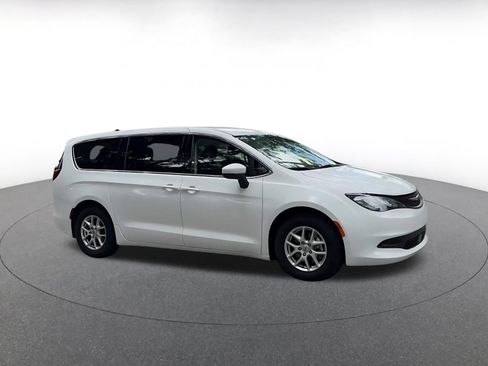 Used 2023 Chrysler Voyager LX FWD image 2